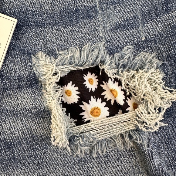 Judy Blue Women’s High Waisted Distressed Daisy Patchwork Denim Shorts! NWT Sz L - Picture 4 of 12